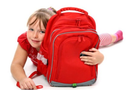 Школьница с рюкзаком: как выбрать рюкзак для первоклассника