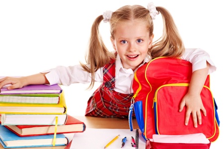 Школьница с рюкзаком: как выбрать рюкзак для первоклассника