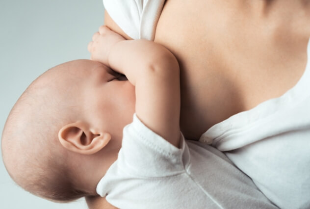 Как правильно дать ребенку грудь