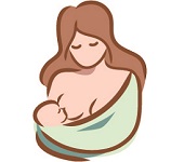 Женщина кормит новорожденного грудью