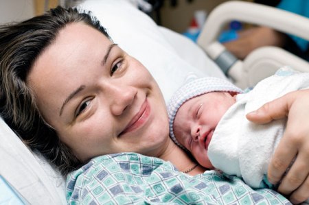 Женщина с новорожденным: роды при неполном предлежании плаценты могут пройти естественным образом