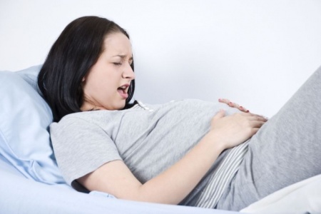 Беременная: боль в животе – один из признаков фетоплацентарной недостаточности 