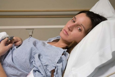 Женщина после наркоза: общая анестезия может препятствовать кормлению грудью после кесарева.