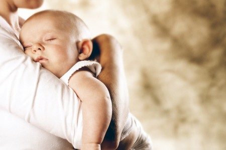 Малыш спит на руках у мамы: гв после кесарева нужно постараться наладить.