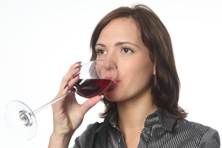 Женщина пьет вино: вредные привычки – причина задержки развития плода