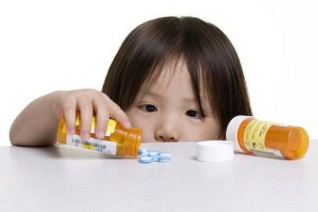 Девочка: антибиотики при лечении ангины у детей
