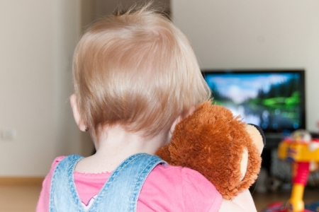 Ребёнок у телевизора: причины нарушений сна у детей