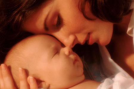 Мама и новорожденный: считается, что эпидуральная анестезия во время родов препятствует эмоциональной связи матери и ребенка.