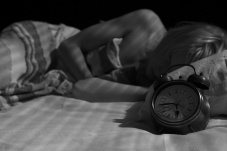 Женщина спит: полноценный отдых - залог успешного восстановления после родов