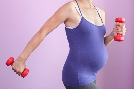 Беременная занимается фитнесом