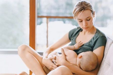 Мама кормит ребенка грудью: при неонатальной желтухе это необходимо желтухе