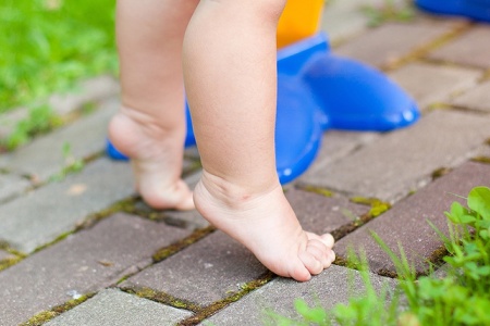 Ребёнок стоит на носочках: признаки гипертонуса мышц у новорождённых