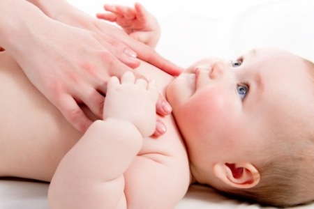 Массаж новорождённому: лечение гипертонуса
