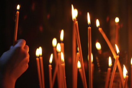 Свечки: беременным можно не ходить на кладбище, а поставить свечку в церкви