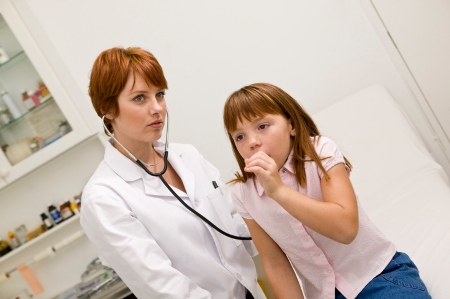 Девочка у врача: симптомы коклюша у детей