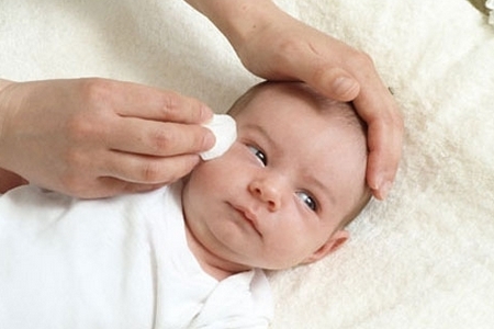 Малыш: профилактика конъюнктивита у новорождённых