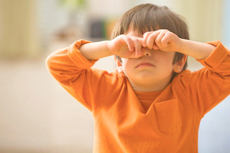 Ребёнок трет глаза: признаки косоглазия у детей