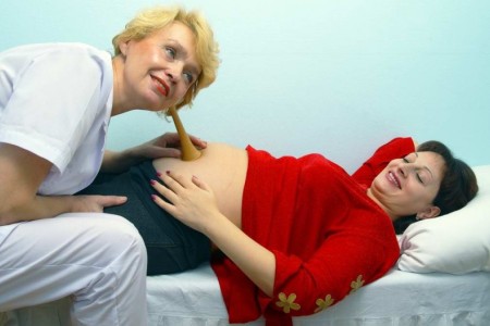Беременная на осмотре: врач определить как будут проходить роды, если плод крупный 