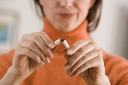 Женщина с сигаретой: курение при грудном вскармливании