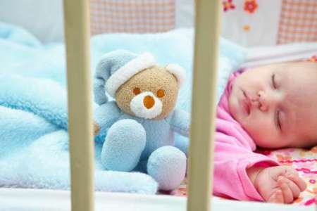 Ребёнок спит: признаки гипотонуса /></p><p>Чтобы выявить первые симптомы гипотонуса, маме необходимо внимательно присмотреться к своему ребёнку. Как он спит? Его конечности полностью расслаблены, разогнуты и раскинуты в стороны? Здоровые новорождённые так не спят.</p><p>Изучайте ребёнка дальше – при пробуждении (часто насильственном, когда вы просто тормошите малыша) он потягивается, зевает, начинает улыбаться или хотя бы шевелит ручками и ножками? Если вместо всех этих традиционных действий он продолжает пассивно лежать, будто дожидаясь, когда вы начнёте его кормить или одевать, то, скорее всего, у малыша снижен мышечный тонус. Это состояние намного опаснее гипертонуса и является абсолютной патологией.</p><p>Отсутствие мышечной активности и апатичное состояние ребёнка должно обеспокоить родителей. Вопреки вполне узнаваемым признакам, многие мамы не обращают внимание на гипотонус, пока он не начинает давать о себе знать задержкой в физическом, а иногда и умственном развитии.</p><p>Детишки со сниженным мышечным тонусом позже начинают держать головку, садиться и ползать. Да и делают они это с неохотой и как-то 