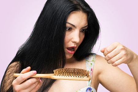 У женщины выпадают волосы - симптом недостатка кальция во время беременности