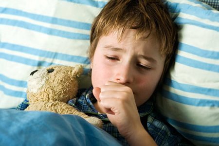 Мальчик: кашель при обструктивном бронхите у ребёнка