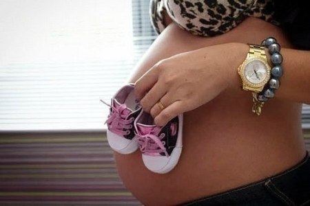 Беременная приложила к животу детские ботиночки: оптимальная высота каблука для беременной 3-5- см