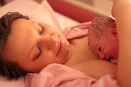 Новорожденный: в сложных случая обвития пуповиной назначают кесарево сечение