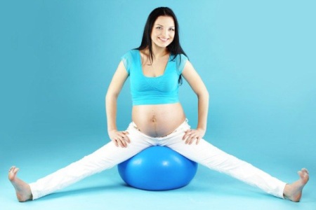Беременная на гимнастическом шаре: физические упражнения не провоцируют обвитие пуповины вокруг шеи плода