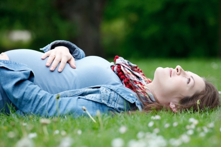 Беременная женщина: выделения у беременных - это нормальное явление.