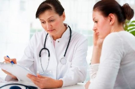 Женщина на приеме у врача: при выделениях во время беременности желательно проконсультироваться с врачом.