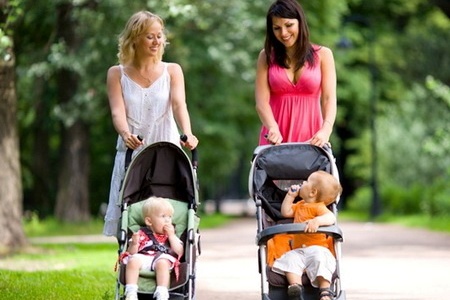 Мамы гуляют с детьми: здоровый образ жизни - хорошая профилактика поздних осложнений после кесарева сечения.