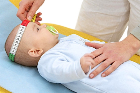 Патронаж новорождённого: врач осматривает ребёнка