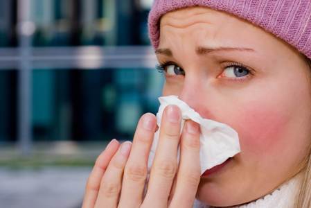 Женщина с носовым платком: симптомы пневмонии у беременных