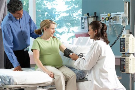 Беременной измеряют давление: повышение АД – симптом преэклампсии