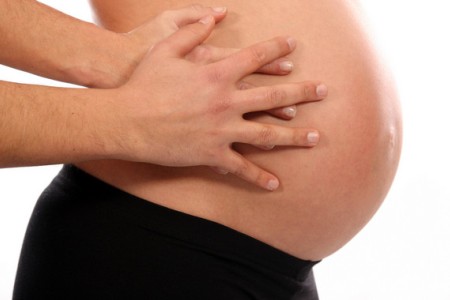 Живот беременной: продольное положение плода