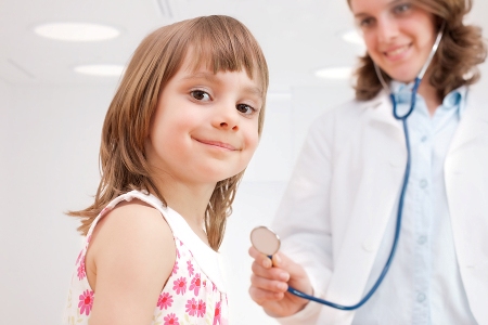 Девочка у доктора: лечение часто болеющего ребёнка