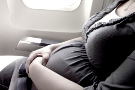 Беременная: можно ли летать на самолете во время беременности