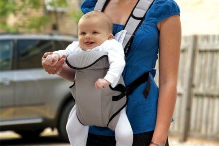 Ребенок в слинге-рюкзаке