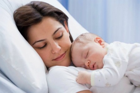 Мама с новорожденным малышом: слинг с кольцами можно использовать с рождения