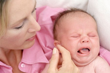 Ребёнок плачет: причины обильного срыгивания