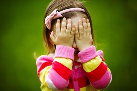 Девочка испугалась: причины судорог у детей