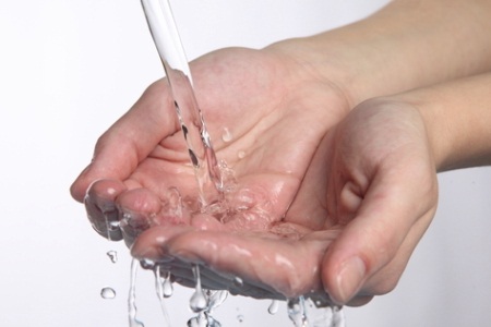 Мытье рук: одна из основных мер профилактики токсоплазмоза во время беременности.