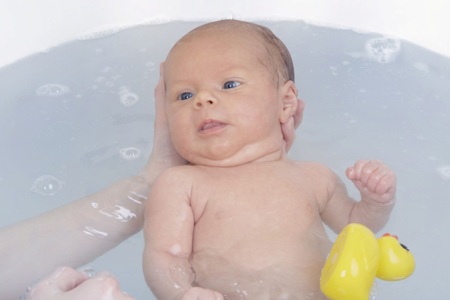 Новорожденный купается: причины тремора подбородка
