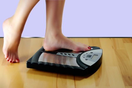 Весы: причина вальгусной деформации – лишний вес