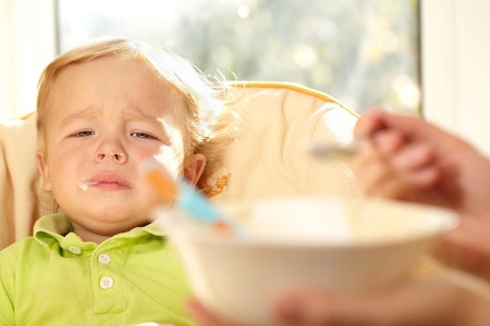 Мама кормит ребёнка: при высокой температуре не нужно заставлять малыша есть