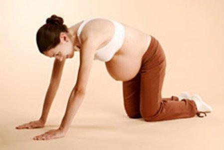 Беременная занимается упражнениями при неправильном предлежании плода