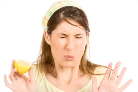 Женщина ест лимон, чтобы задержать месячные на несколько дней