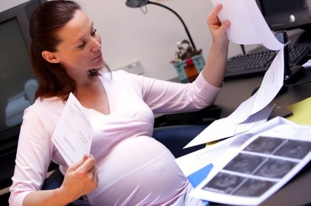 Беременная собирает документы