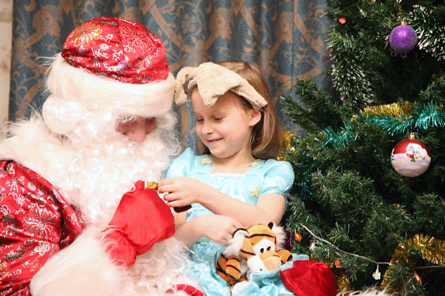 Девочка рассказывает Деду Морозу стишок